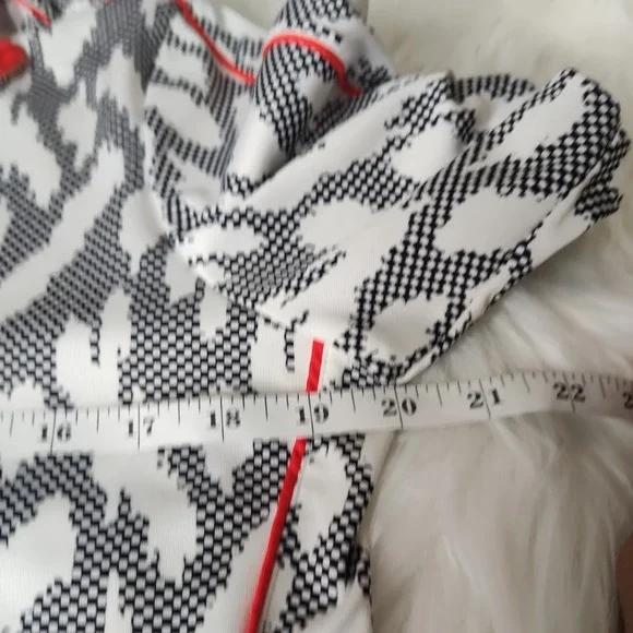 Tail Women's Multicolor Artsy/Geometric Print Short Sleeve‎ 1/4 Zip Top Size Med - Picture 5 of 6